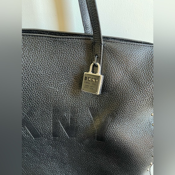 GUC: A beautiful black leather DKNY tote - Picture 4 of 16